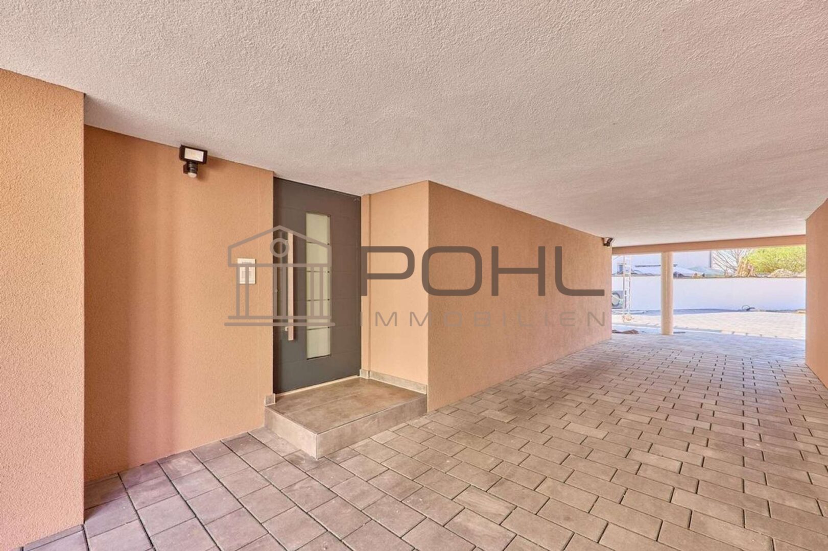 1c8715cd-8098-43c7-ab20-f0acf98f10a1-1893290155